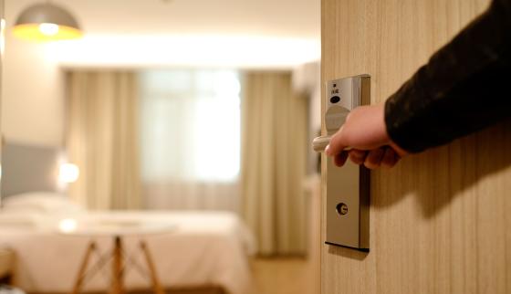 Kylning av tomma hotellrum är ett enormt slöseri med el. Foto: mingdai   