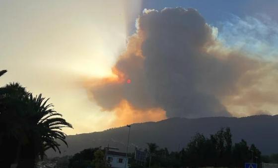Soloppgang med røyk fra skogbrannen på Tenerife.