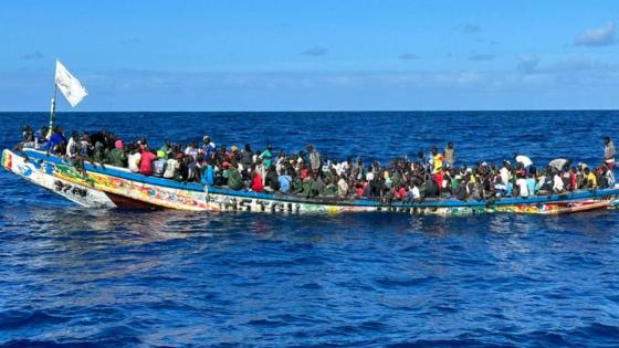 Langkano (cayuco) med migranter og flyktninger utenfor El Hierro.ariøyene.