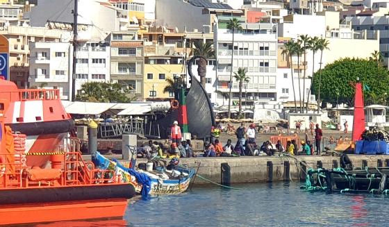 Redningsbåt og flyktningbåt i Los Cristianos. 