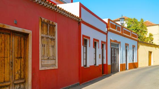 Fargerike hus i en gate på Tenerife.