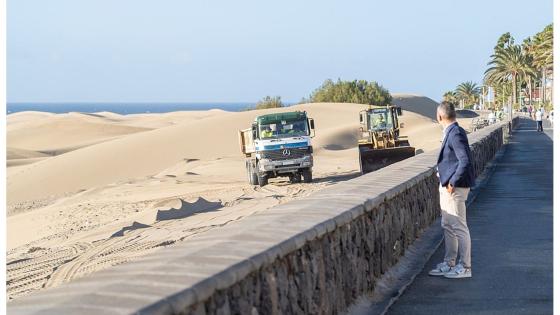 Omfordeling av sand i Playa del Ingles på Gran Canaria.