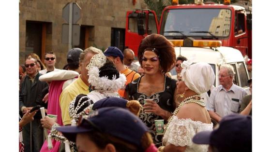 Feststemte mennesker på karneval.