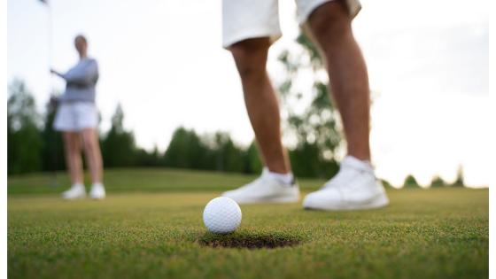 Golfspillere og golfball. 