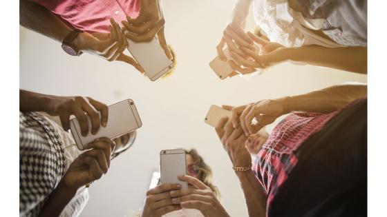 En gruppe mennesker med smarttelefoner.