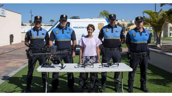 Ordfører Onalia Bueno og representanter fra politiets droneenhet..