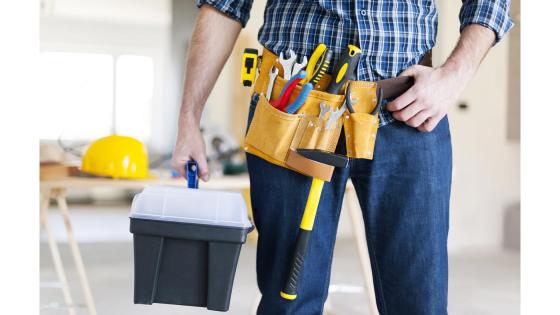 Håndverker med verktøykasse.