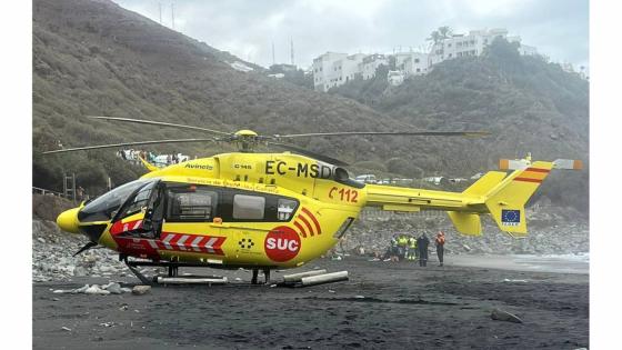 Redningshelikopter på Playa de Almáciga i Santa Cruz de Tenerife.