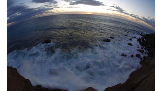 Opprørt hav ved kyst.