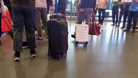 Passasjerer på vei ut av flyplass.