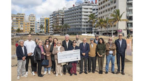 Julekrybben i sand i Las Palmas ga penger til suppekjøkken.
