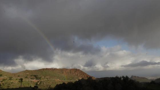 Tunge regnskyer og regnbue på Gran Canaria.