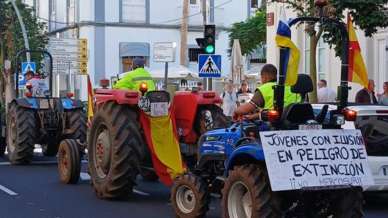 Traktorer i demonstrasjonstog.