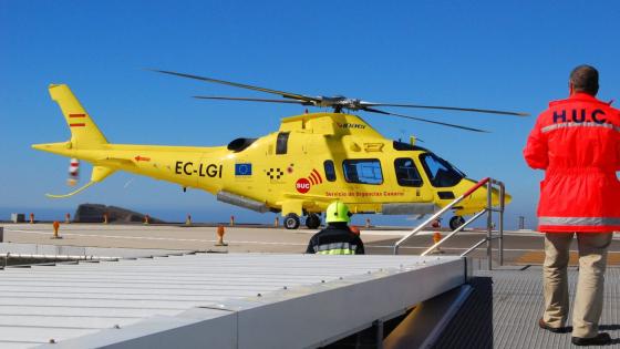Helsearbeider på vei mot et ambulansehelikopter på heliplattform.