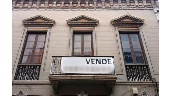 Balkong med skiltet "vende". 