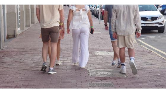 Mennesker gående på fortau