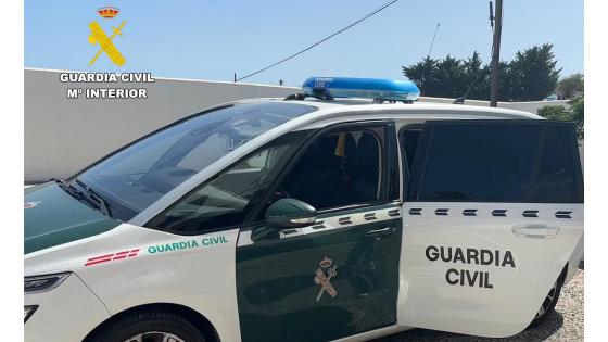 Politibil fra Guardia Civil med åpen bakdør. 