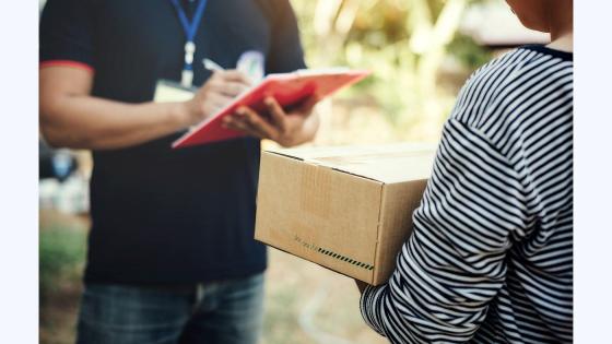 Person mottar en pakke fra postmann.