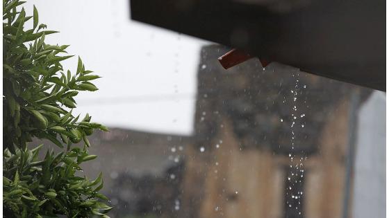 Regnvær utenfor vindu.