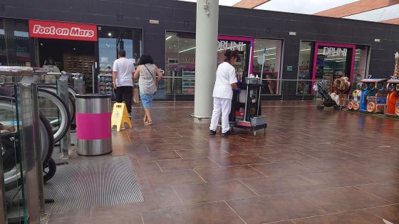 renholdsmedarbeider på kjøpesenter 