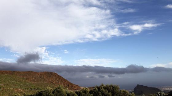 Regnskyer over fjellkam.