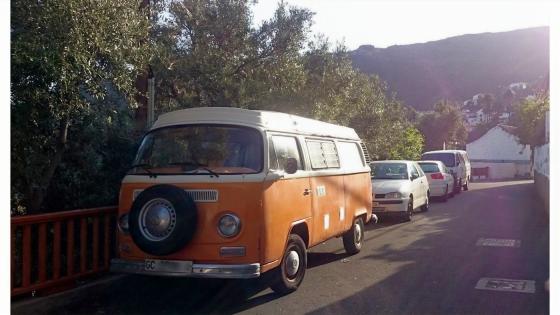 Gammel Volkswagen Type 2 bobil parkert i gate på Gran Canaria.