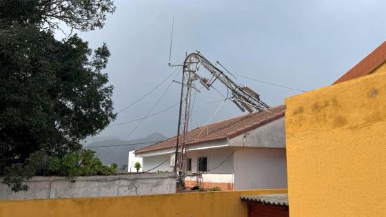 Knekt kommunikasjonsmast på hustak. 