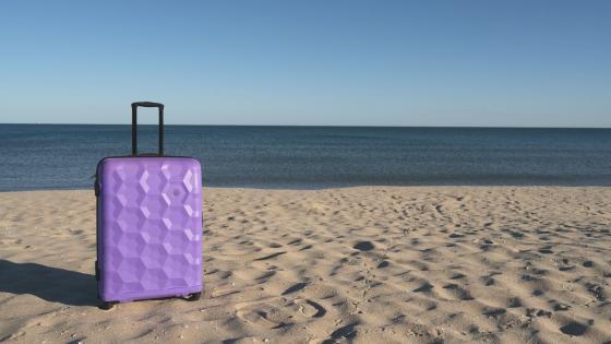 Koffert på sandstrand