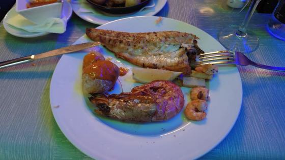 Tallerken med fisk, poteter og reker. 
