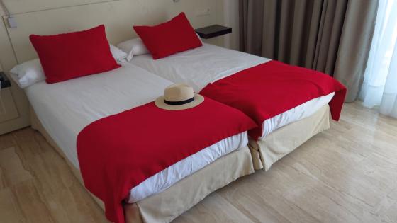 hotellsäng hatt