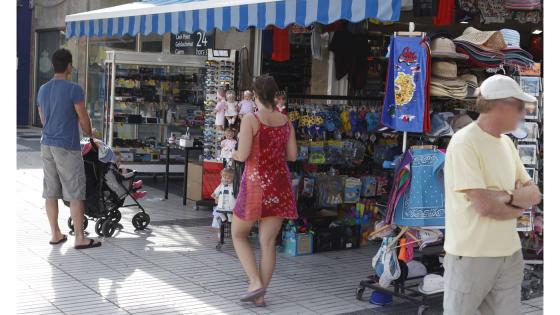 Turister foran souvenirbutikk