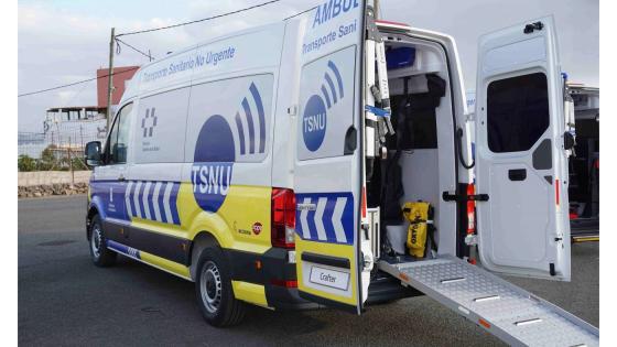 Bil for syketransport med åpen bakdør.