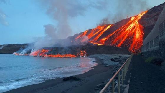 Flytende lava på vei ut i havet.