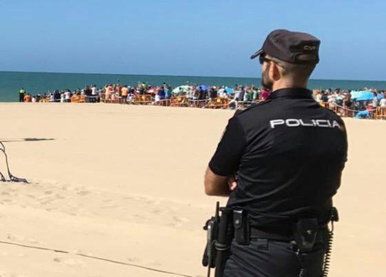 Politibetjent på strand på Gran Canaria.