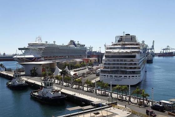 Cruiseskip i havnen i Las Palmas.