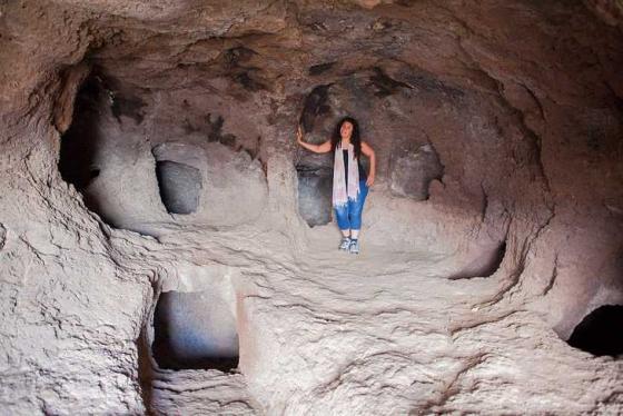 Grottsystemet i La Audiencias övre del, där människor levde och hade kornlager. Den största grottan är sex meter djup och tolv meter lång.