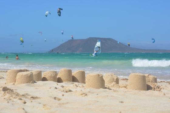 Corralejo-stranden på Fuerteventura med ön Los Lobos i bakgrunden.