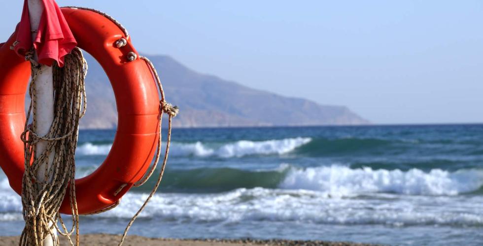 Livbøye på en strand. 