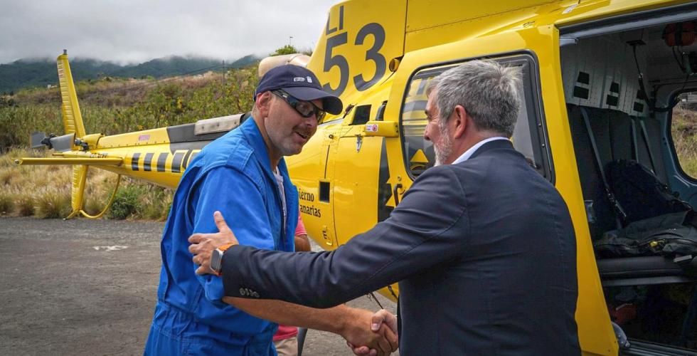 Fernando Clavijo hilser på helikopterpilot.