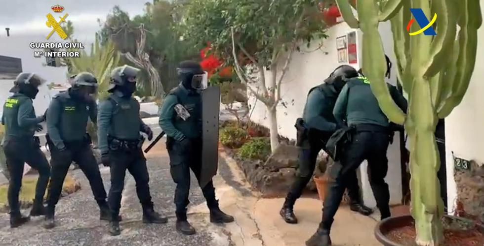 Politiet banker på døra under aksjonen på Lanzarote.