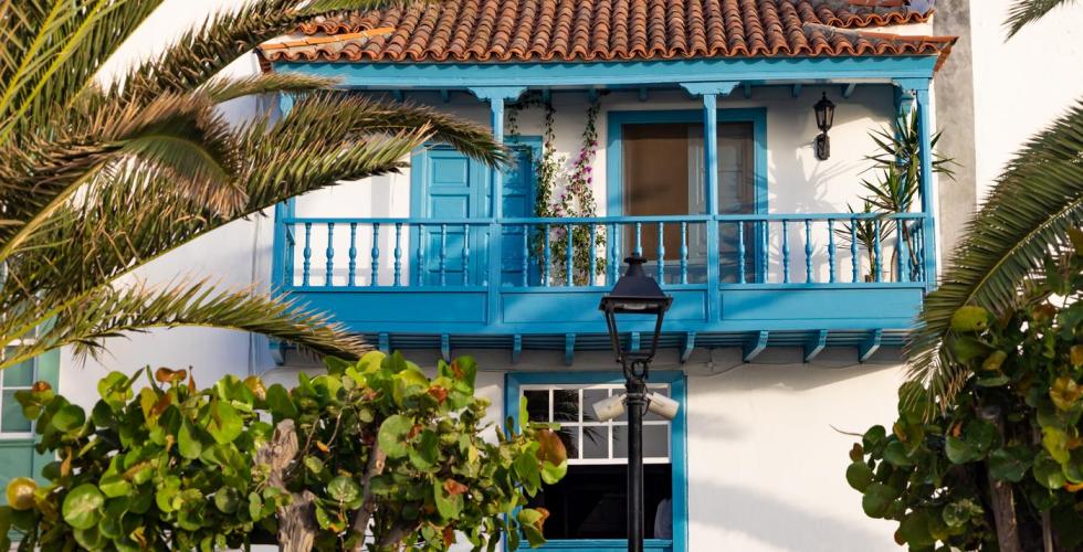 Blå balkong utenfor leilighet på Kanariøyene.