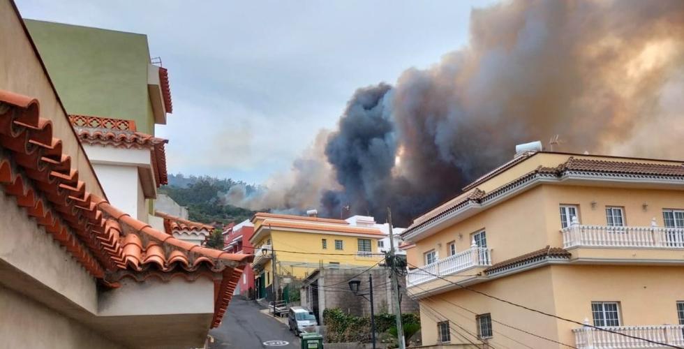 Brann svært nær bebyggelse på Tenerife.