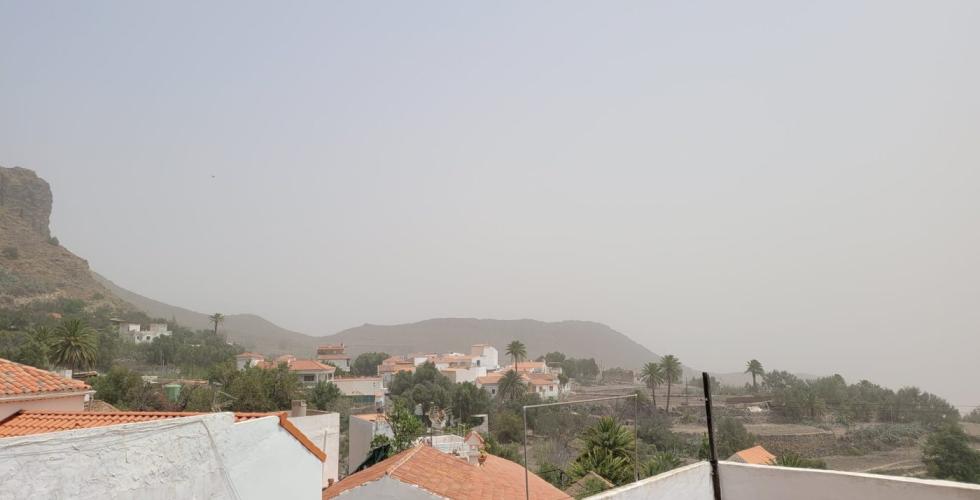 Calima over fjell og hustak på Gran Canaria.