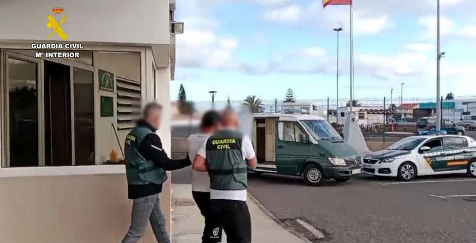 Her føres en av de arresterte bort av politiet.