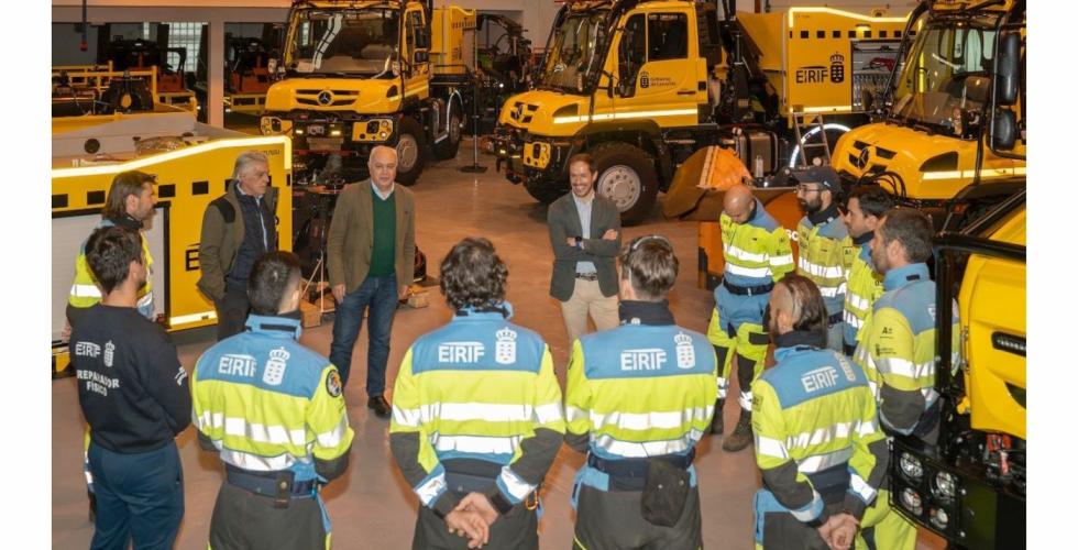 Flerbruksbiler Mercedes Unimog 427 i brannberedskap.