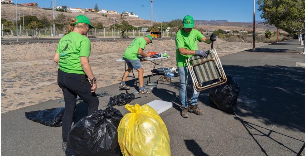 Frivillige rydder søppel i Maspalomas