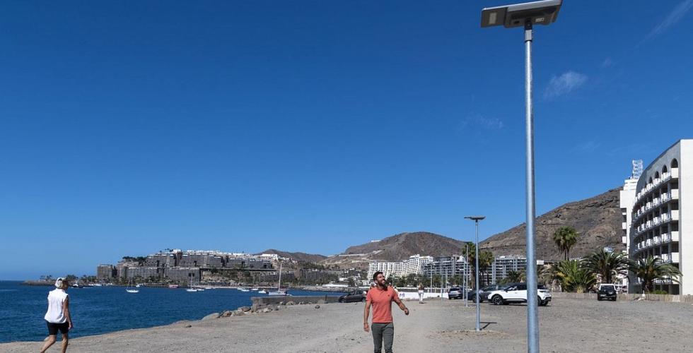 Gatelykter på strandpromenade.