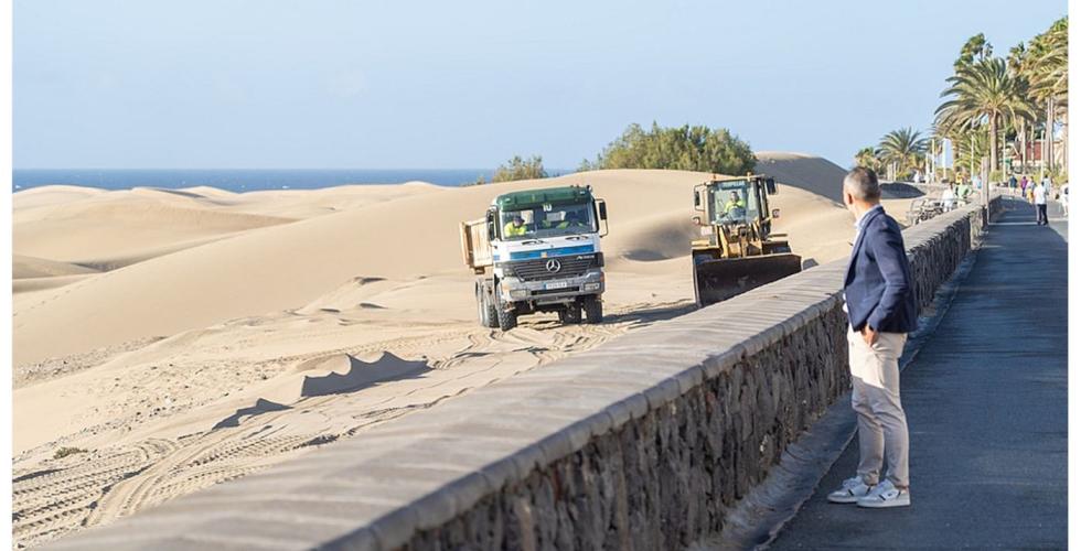 Omfordeling av sand i Playa del Ingles på Gran Canaria.