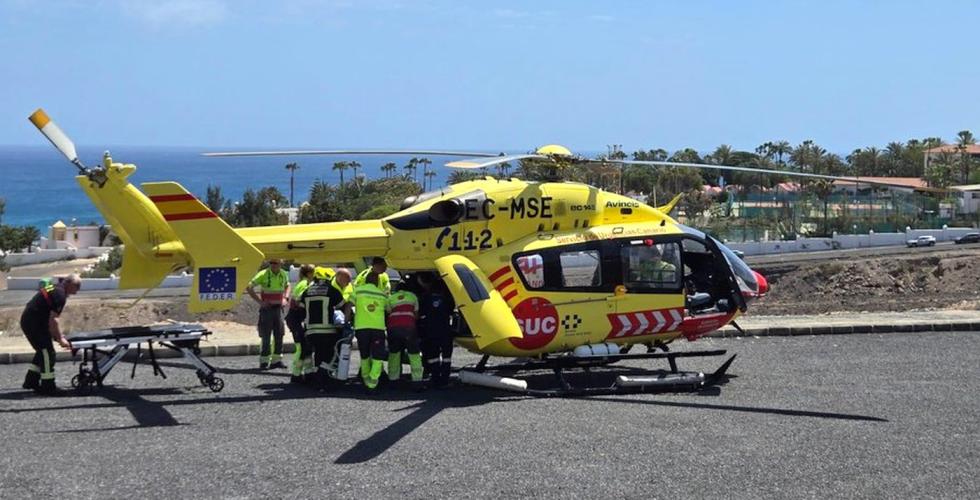 Ambulansehelikopter og personell på bakken.