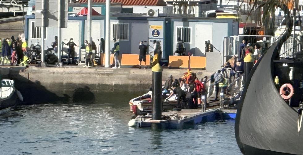 Flyktningbåt ved havnen i Los Cristianos på Tenerife.